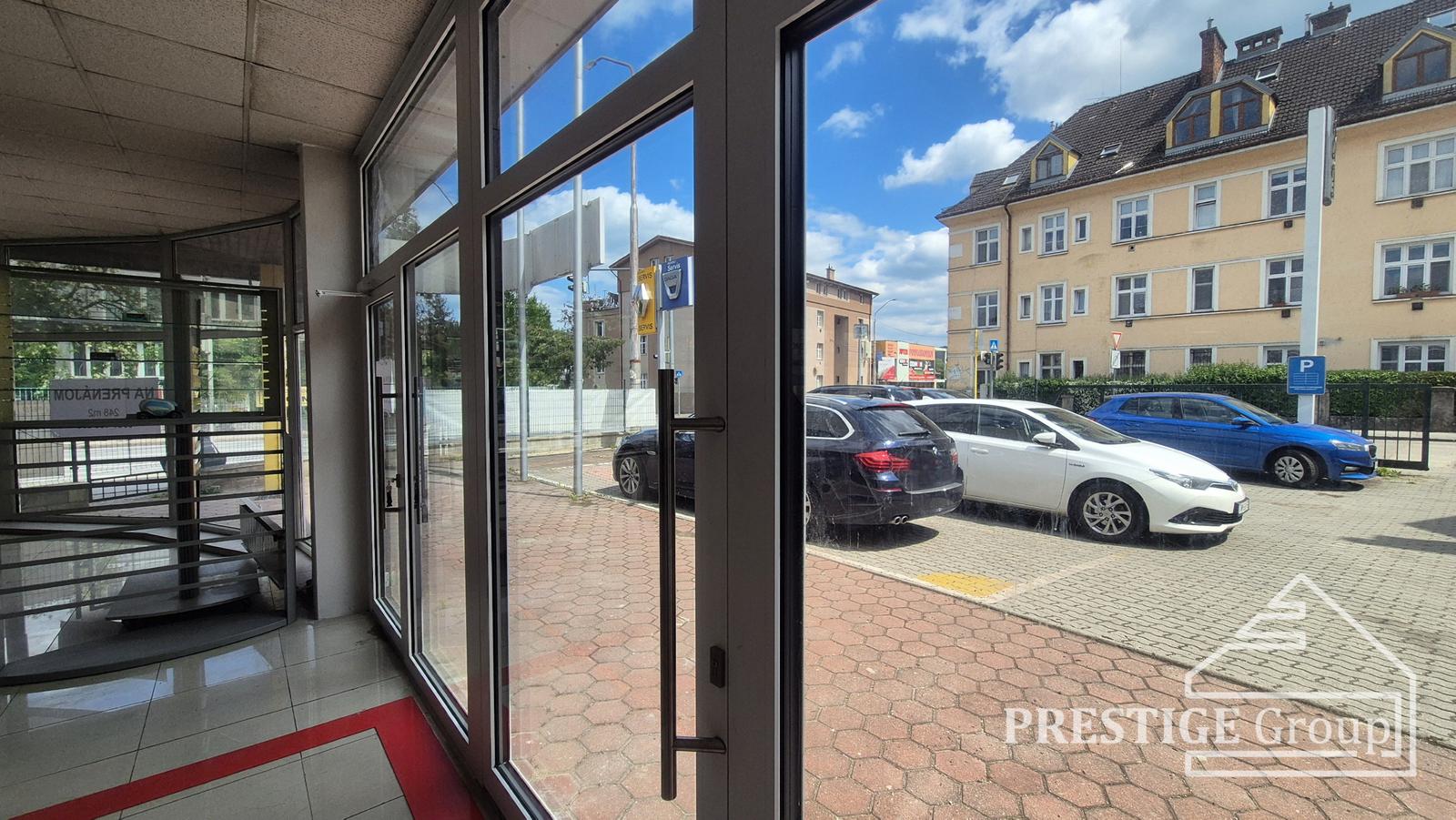 Showroom na prenájom – ideálne pre autá, motorky, Trenčín – fotka 2