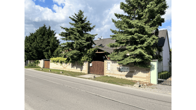 PREDAJ - 2 generačný RD vo Vajnoroch na  veľkom pozemku