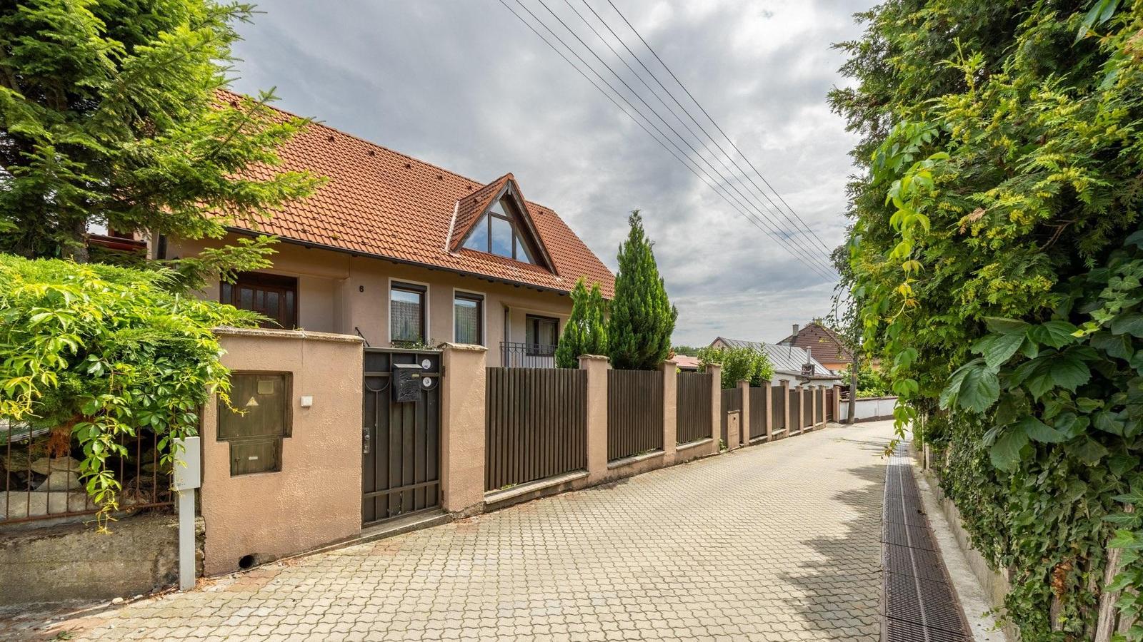 Predaj 6-izbového domu v BA- Záhorskej Bystrici, ulica Na Vlkovkách 6 – fotka 2