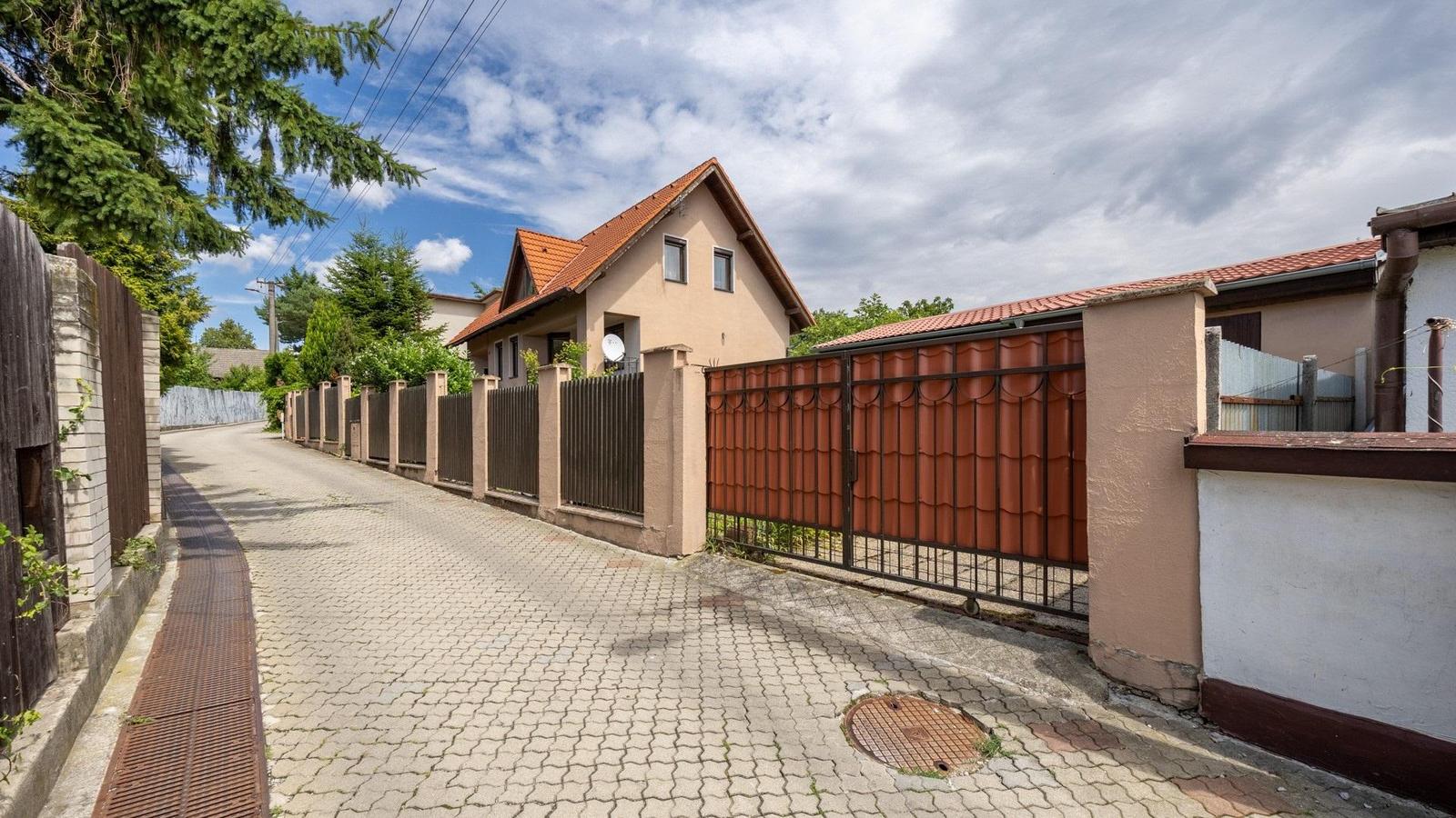 Predaj 6-izbového domu v BA- Záhorskej Bystrici, ulica Na Vlkovkách 6