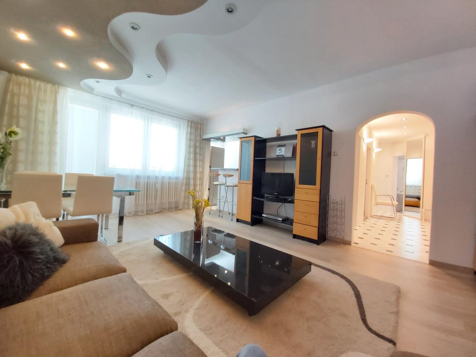 Predaj 3 izbového slnečného výnimočného bytu s vlastnou TERASOU a loggiou na ulici L. Fullu v Karlovej vsi. 80m2 byt+terasa 80m2+loggia6m2