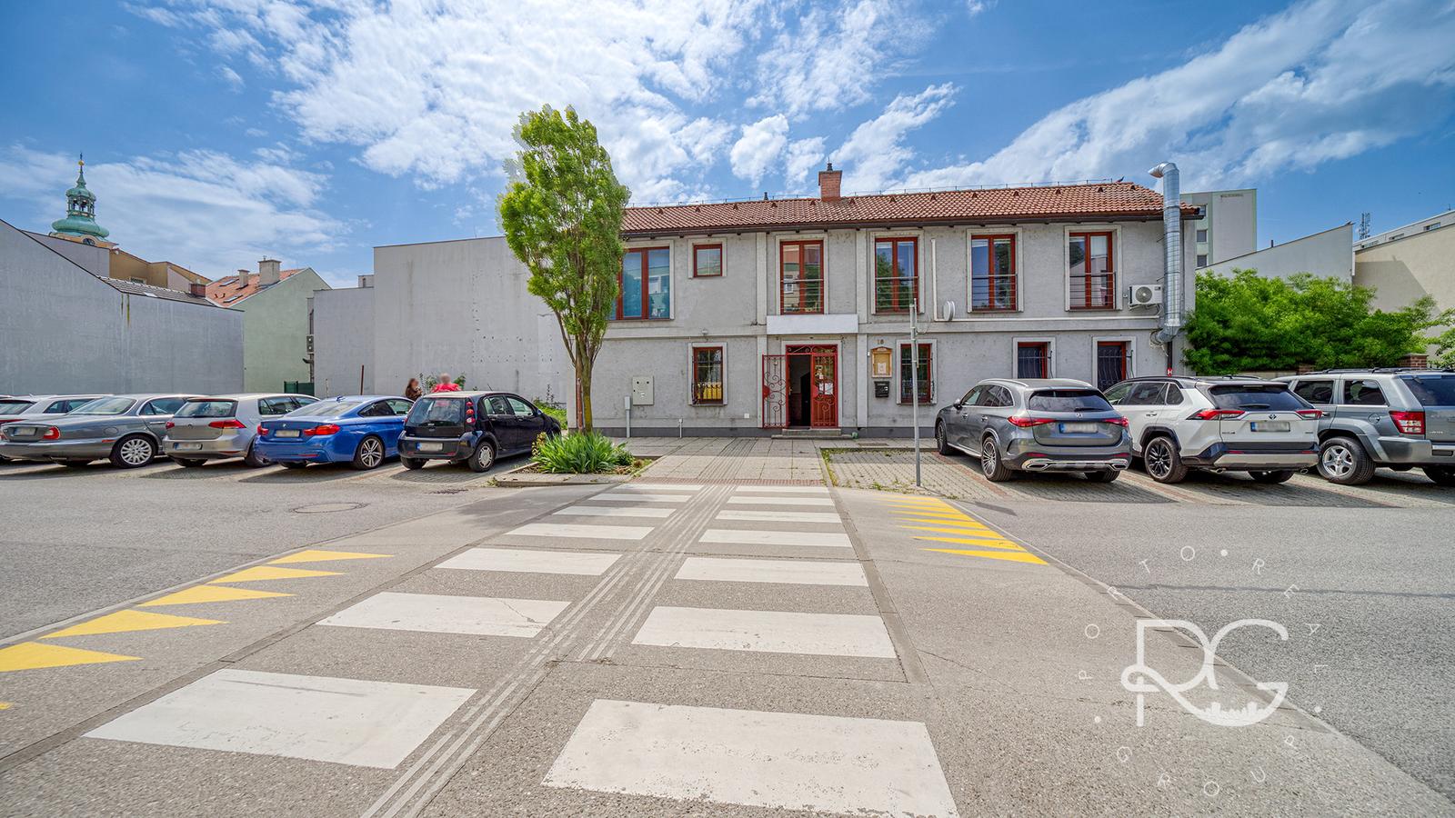 Trojpodlažná polyfunkčná budova v úplnom centre Šamorína na predaj