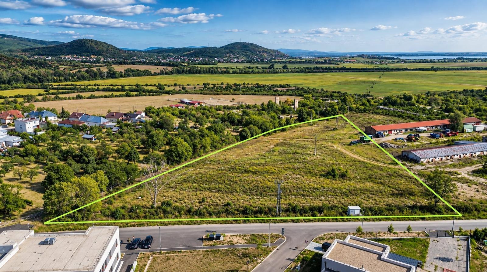 POZEMOK S POTENCIÁLOM BUDÚCEJ VÝSTAVBY RODINNÝCH DOMOV | 10 000 m² | TRNAVA PRI LABORCI – fotka 2