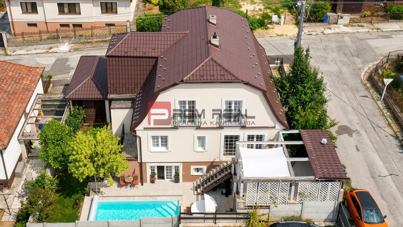 PREDAJ 8 izbový rodinný dom v centre Pezinka – fotka 2