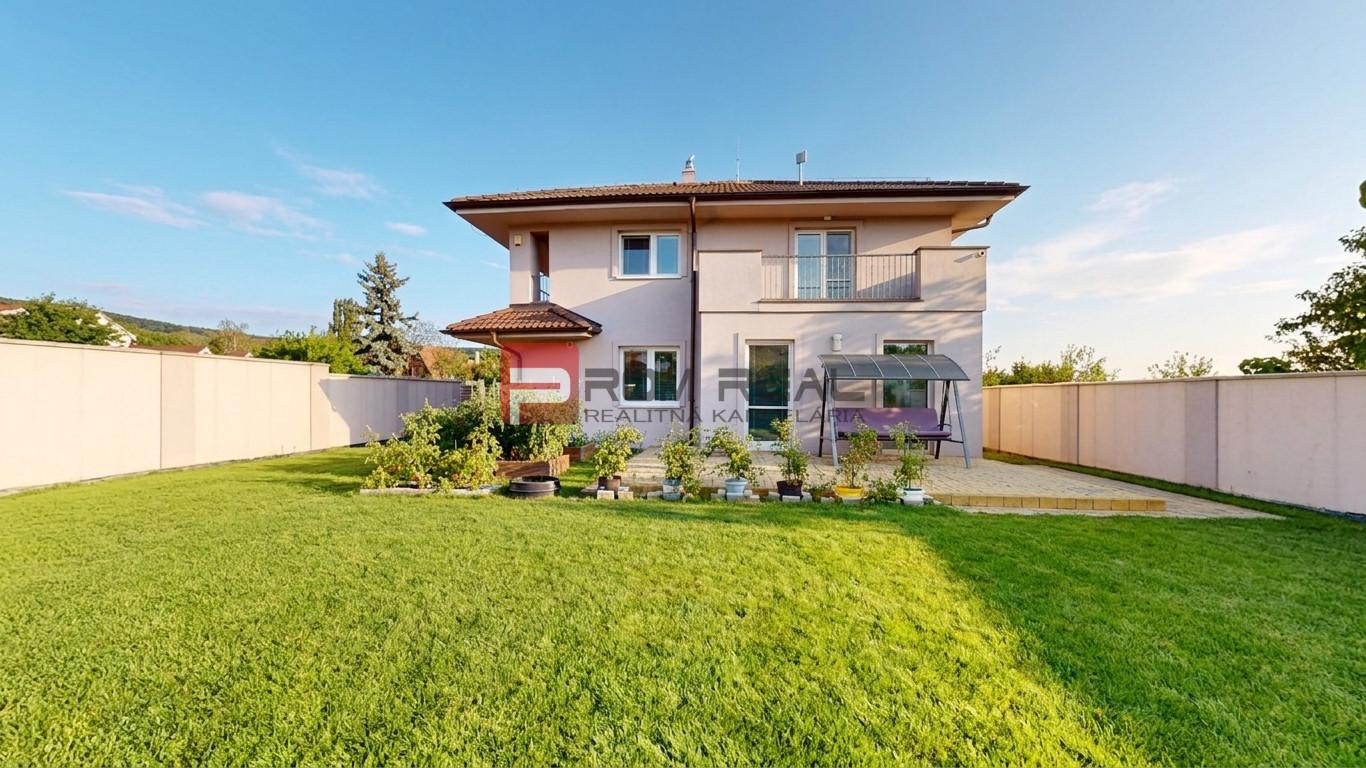 5-izbový rodinný dom s garážou a rovinatou záhradou – fotka 2