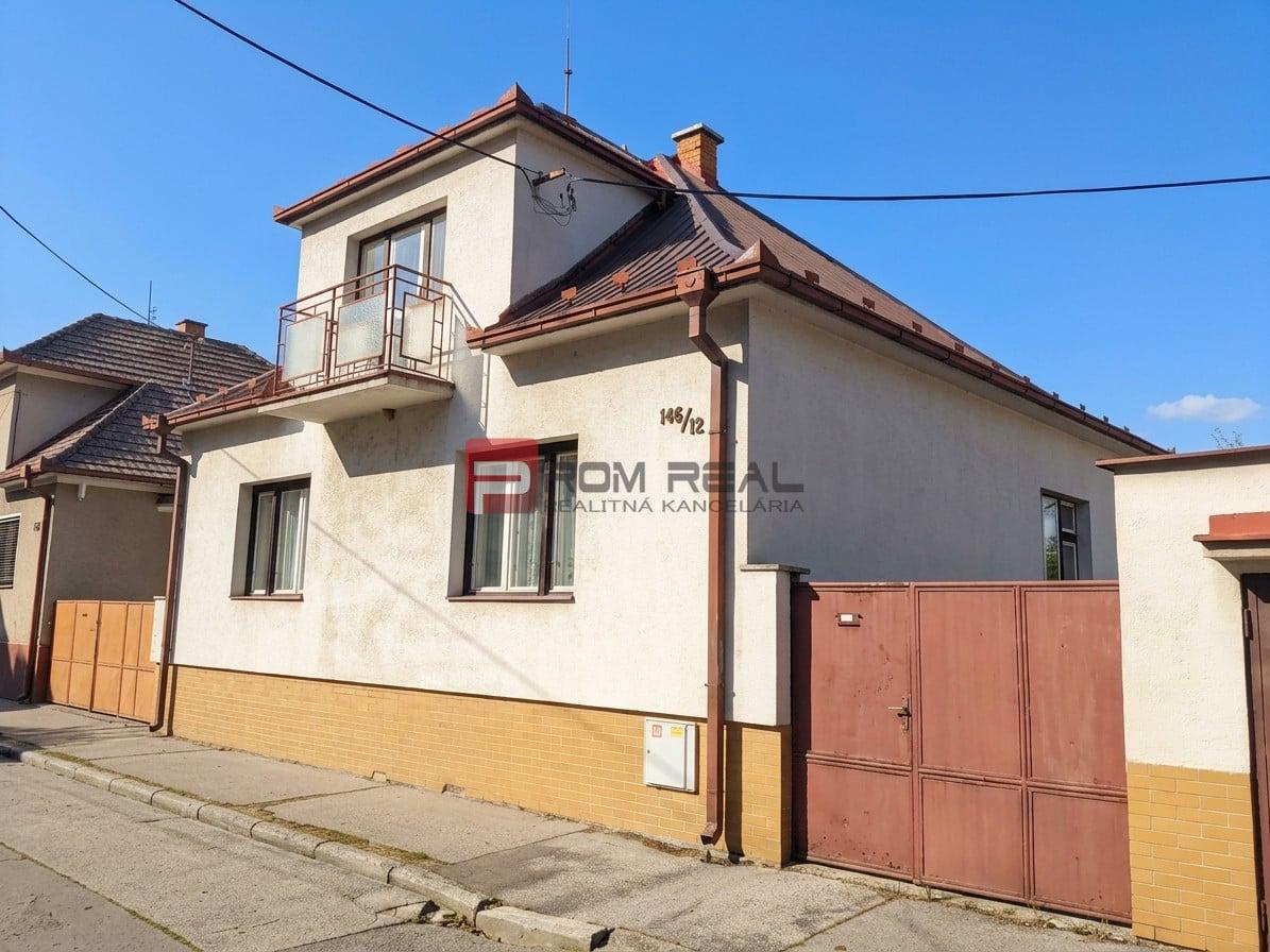 Rodinný dom so záhradou, zateplený, nová strecha, Piešťany