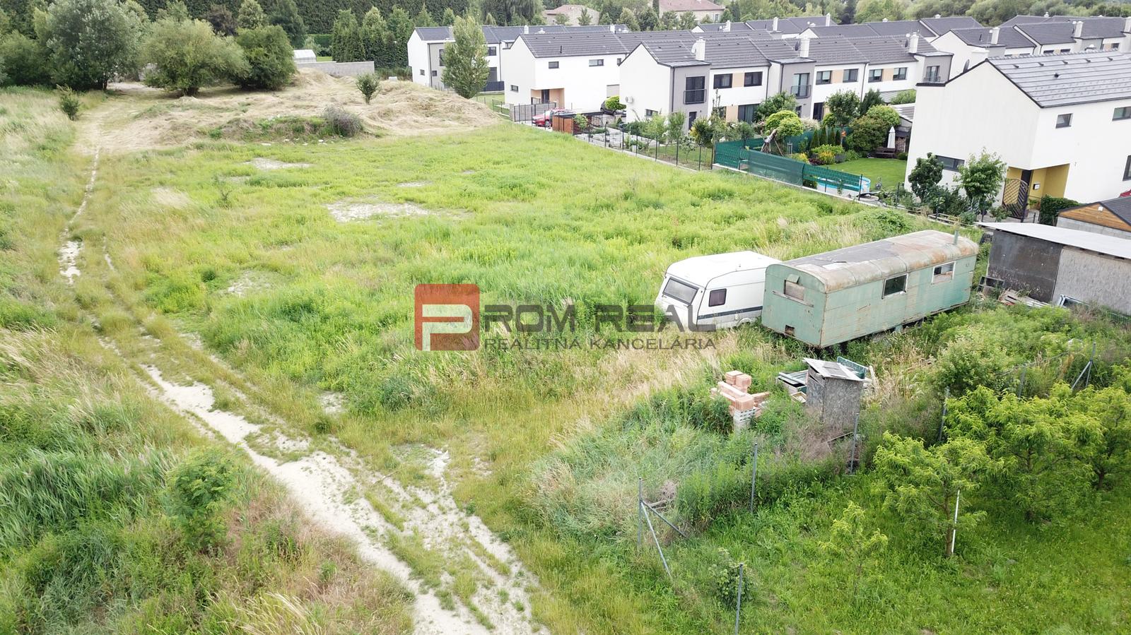 Rovinatý pozemok 800 m2 za dobrú cenu Marianka – fotka 2
