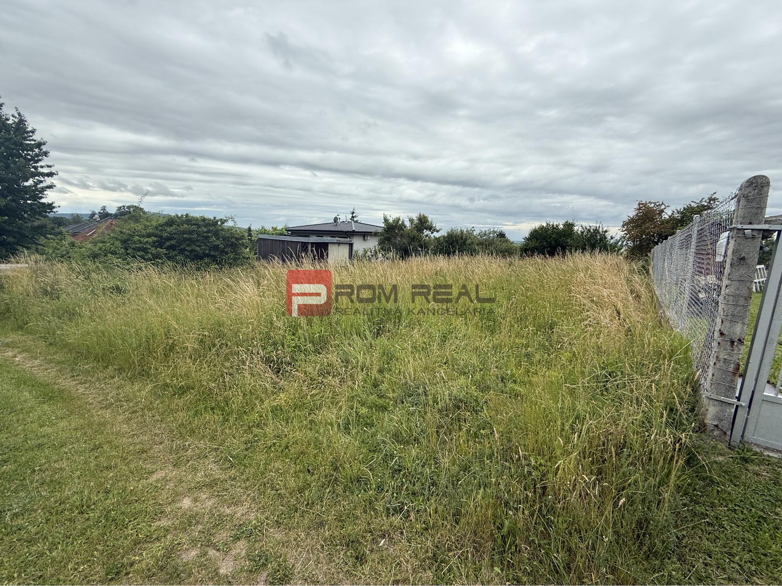 Pozemok 355 m2 so stavebným povolením malý bungalov Marianka – fotka 2