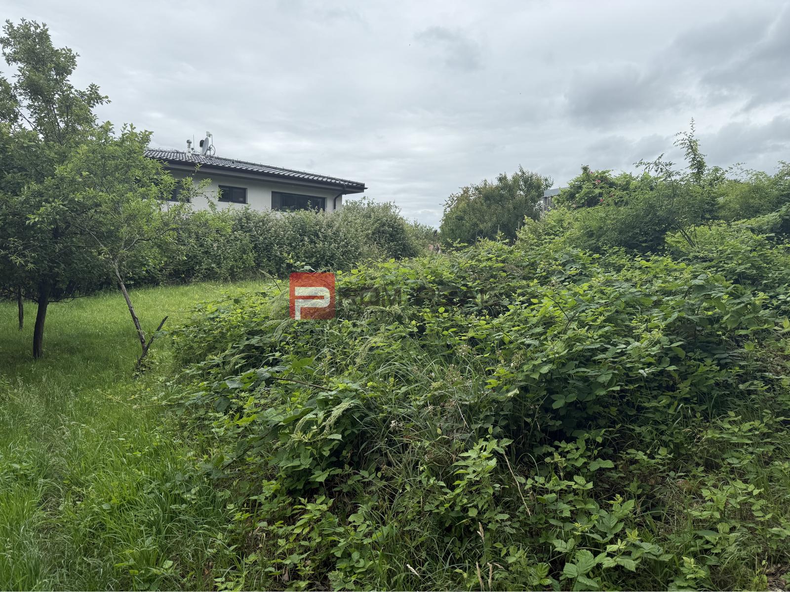 Rovinatý ideálny stavebný pozemok 848 m2 Marianka – fotka 2