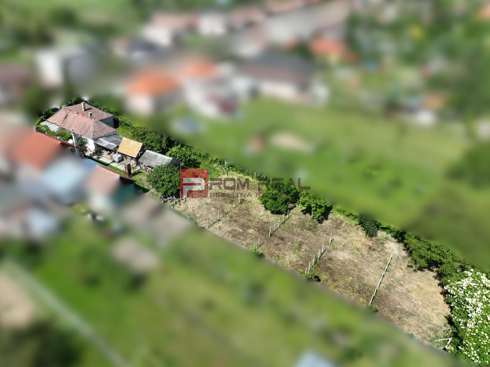 Na PREDAJ veľkorysý pozemok so starším domom v obci Dolné Orešany – fotka 2