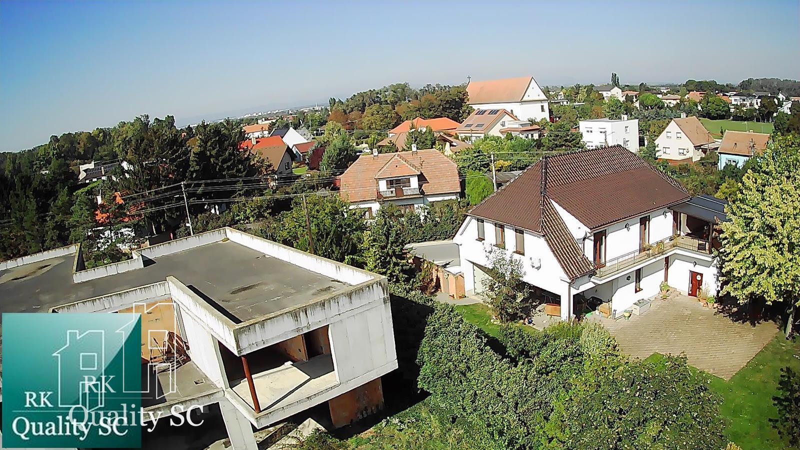 NOVÁ CENA - okr. SENEC - KRÁĽOVÁ PRI SENCI – NA PREDAJ – PRE NÁROČNÝCH rozostavaný rodinný dom v centre obce s veľkým pozemkom vyše 23á – fotka 2