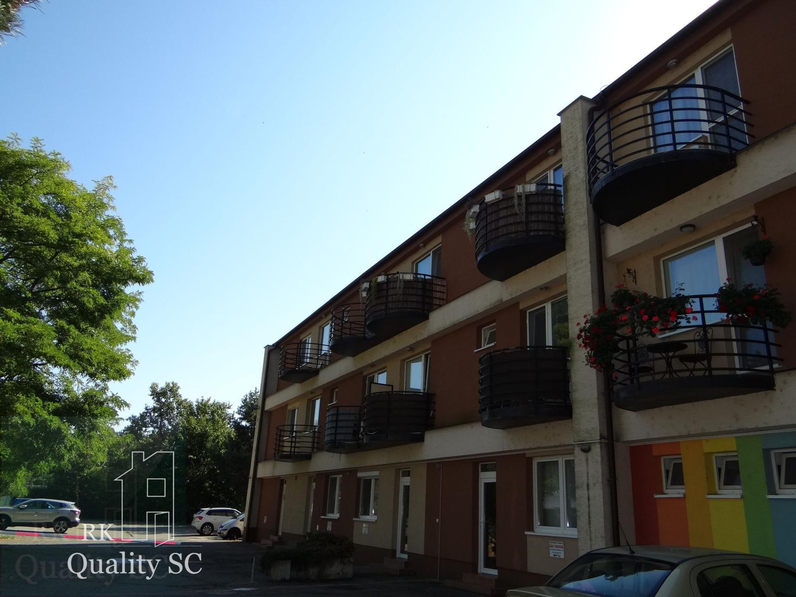 REZERVOVANÉ - 2 izbový veľký celoročne obývateľný apartmán s terasou, vlastnou plážou, bazénom a parkingom na Slnečných jazerách sever v Senci – fotka 2