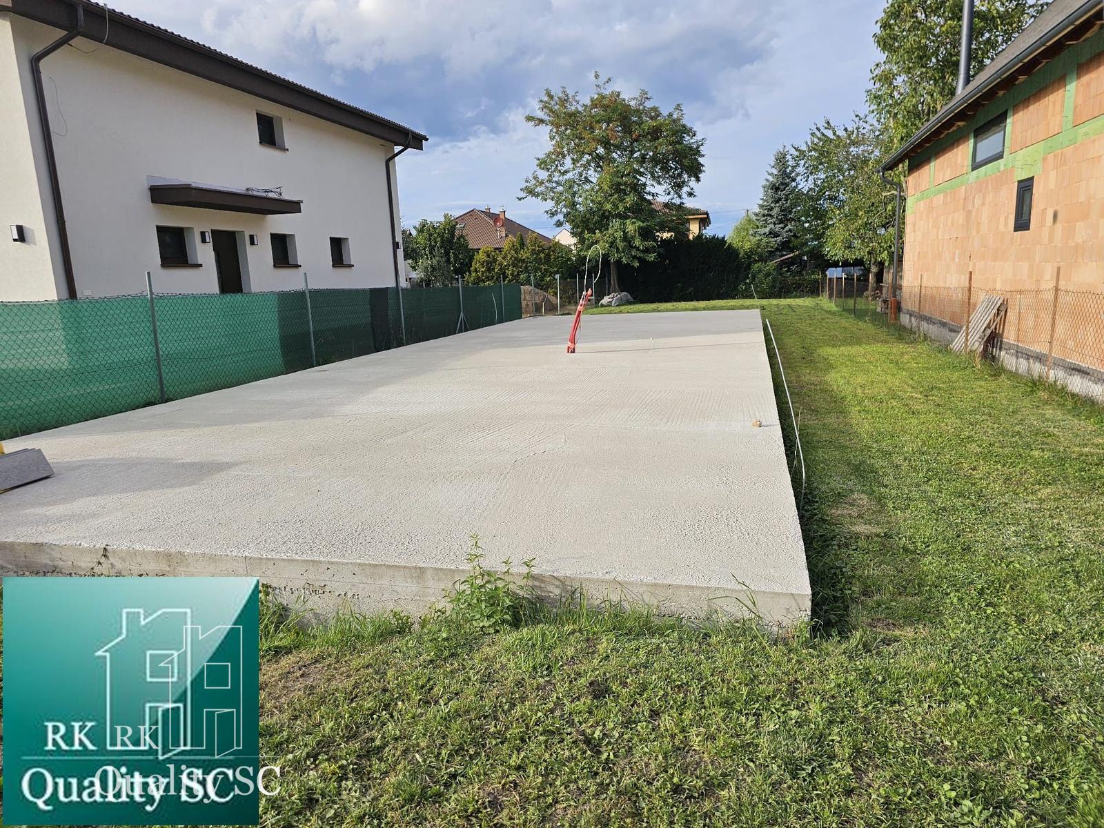 PREDANÉ - Okres Senec - BERNOLÁKOVO - NA PREDAJ stavebný pozemok so základovou doskou, projektom a stavebným povolením