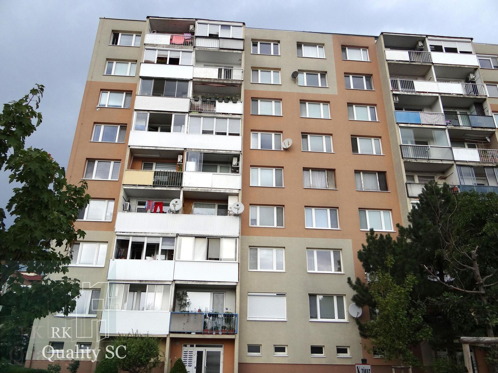 REZERVOVANÉ - SENEC - EXKLUZÍVNE NA PREDAJ - kompletne zariadený a klimatizovaný 3 izbový byt blízko centra mesta - Sokolská ulica, v Senci