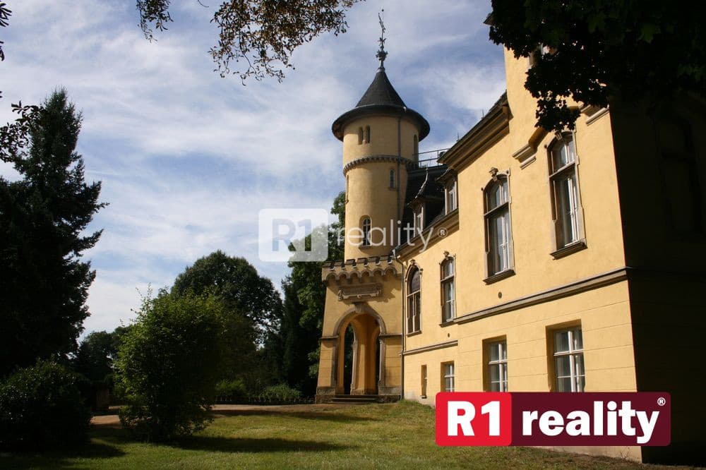 PREDANÉ Historický objekt - zámok /hotel-wellness-restaurant-health ambulance/