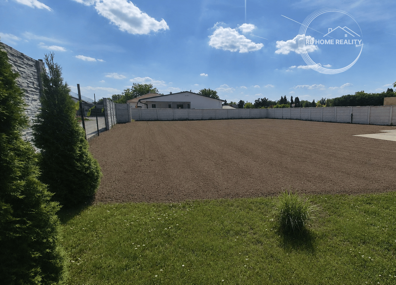 NA PREDAJ STAVEBNÝ POZEMOK 600 m² | šírka 22 m | inžinierske siete | Rohovce – fotka 2