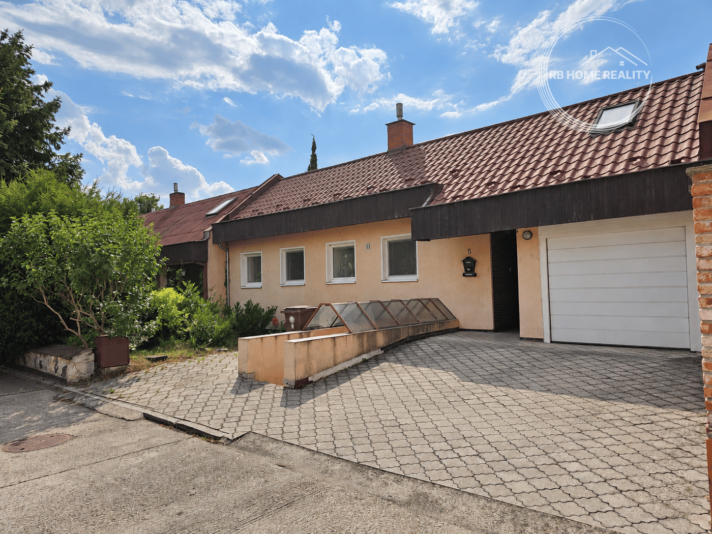 NA PREDAJ / PRIESTRANNÝ RODINNÝ DOM S GARÁŽOU A TERASOU / DUNAJSKÁ STREDA – ZÁPAD