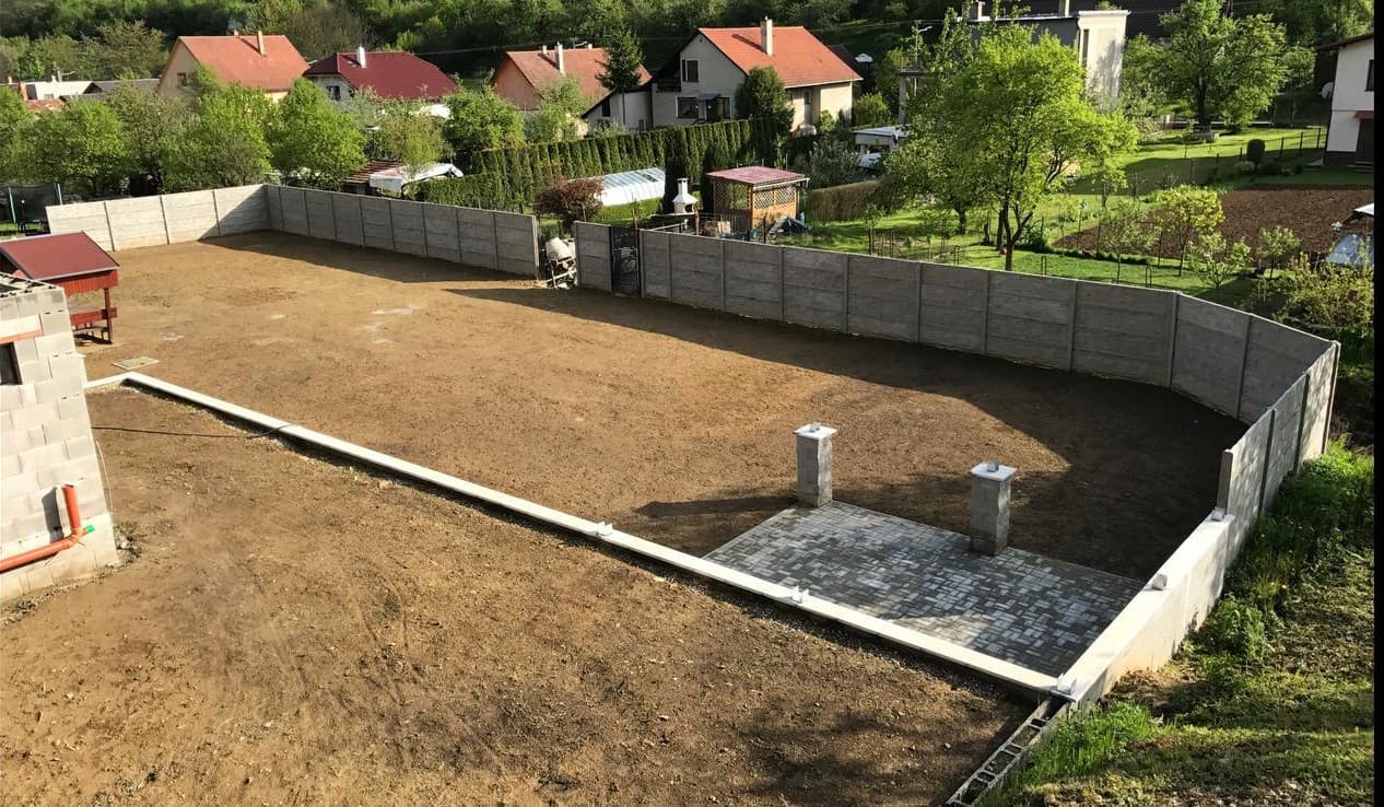 Exkluzívne na predaj – Pozemok s rozostavanou novostavbou, Kvašov – fotka 2