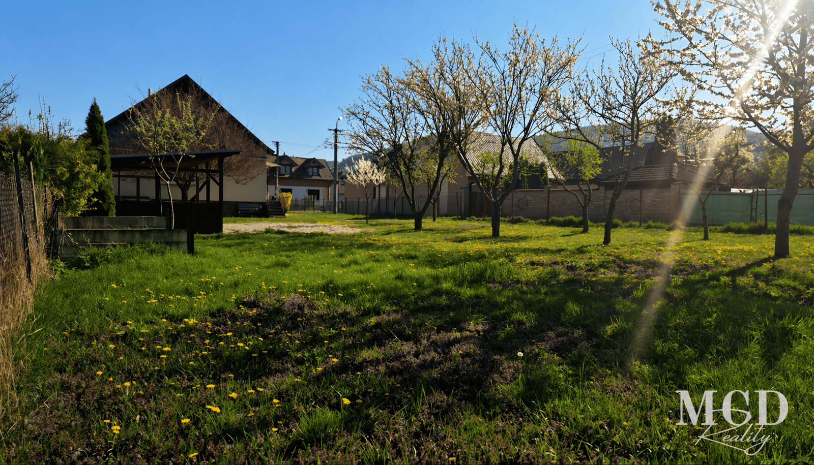 PREDANÉ! 🏡 Rodinné sídlo s rozprávkovým pozemkom (1018 m²) v srdci Kolačína – fotka 2
