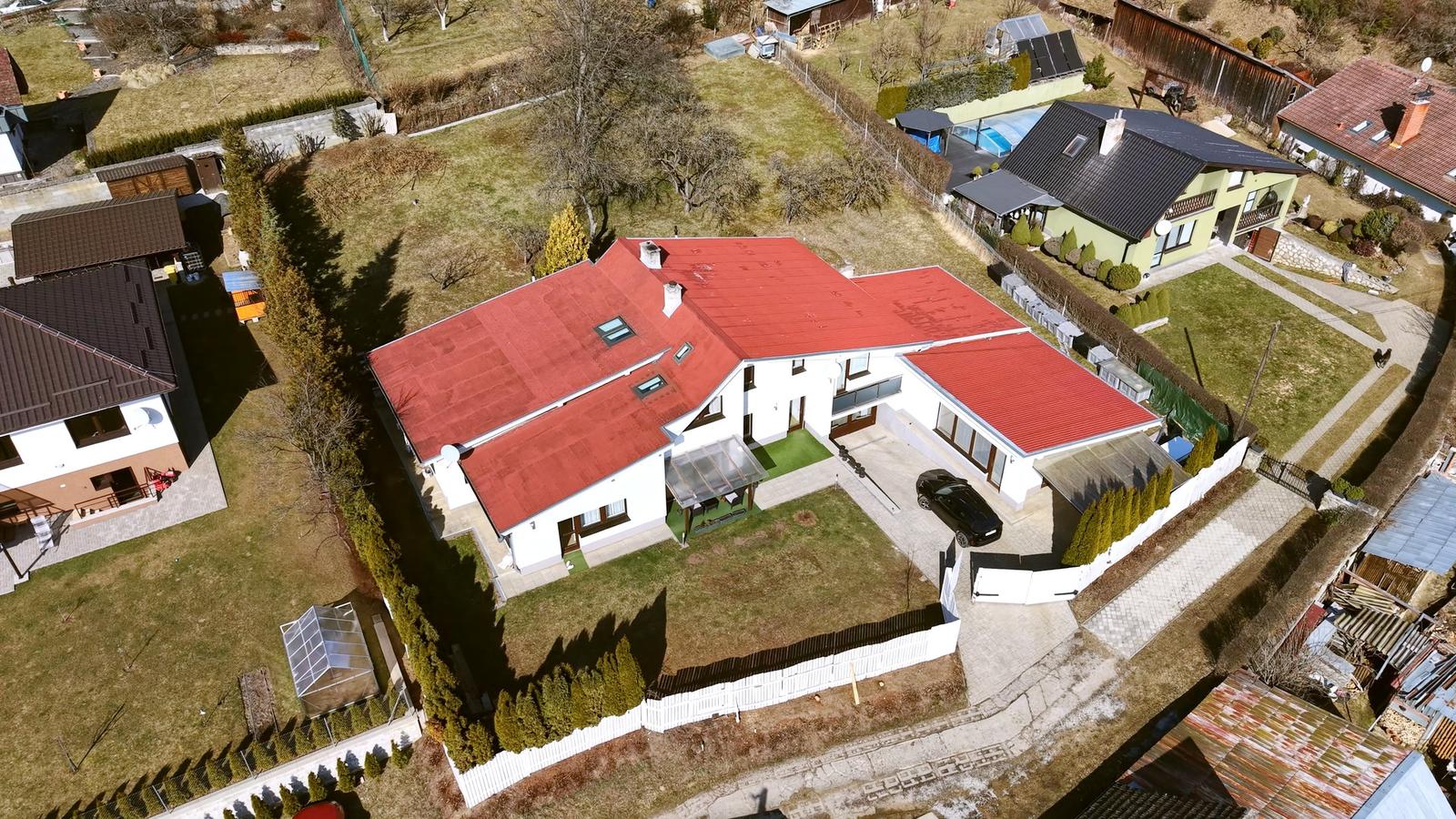 Dom s dvoma samostatnými bytovými jednotkami, ateliérom, garážou a veľkou záhradou, Levoča