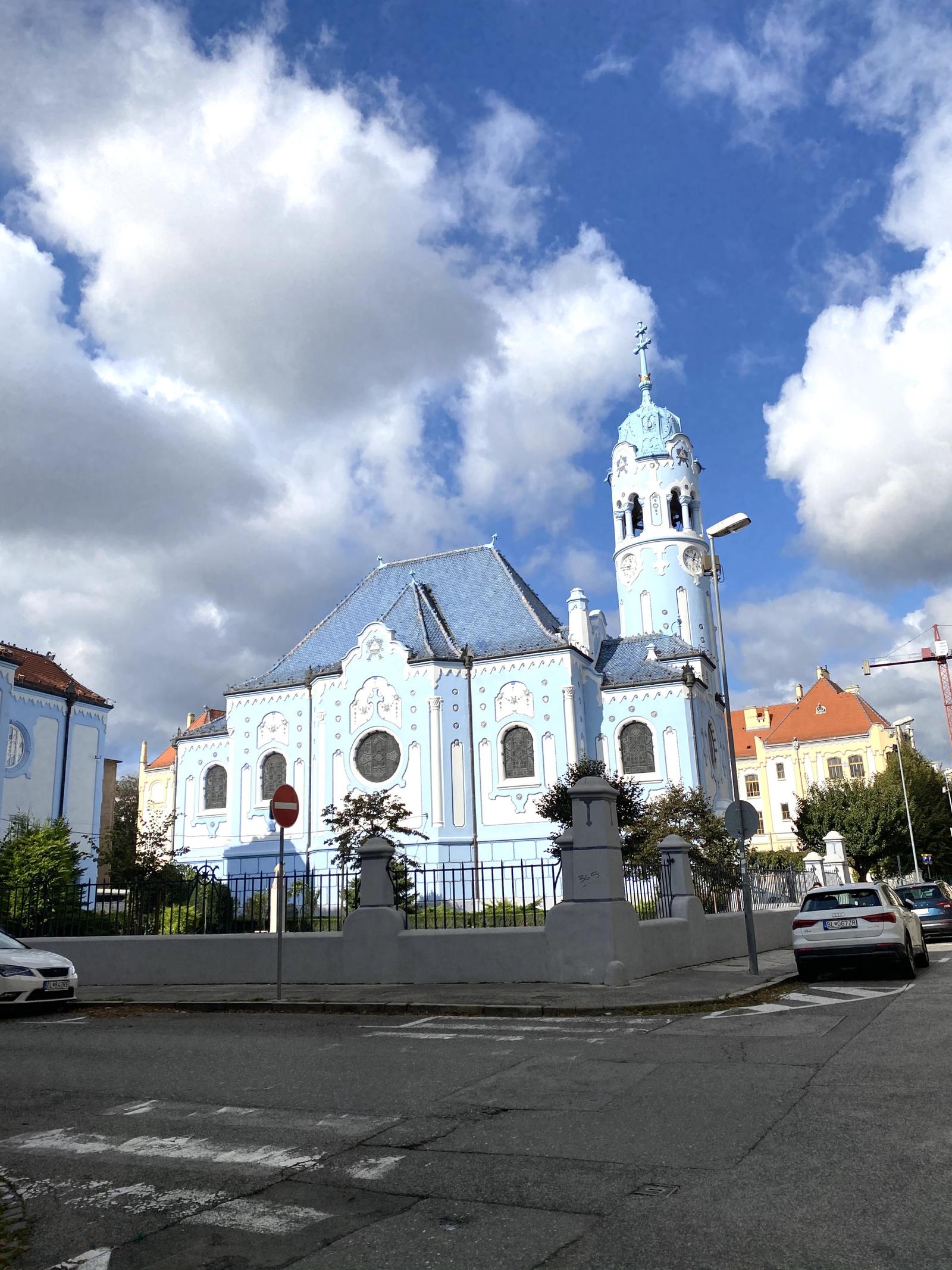 Prenájom - veľký zariadený 2i byt s PS pri Modrom kostolíku