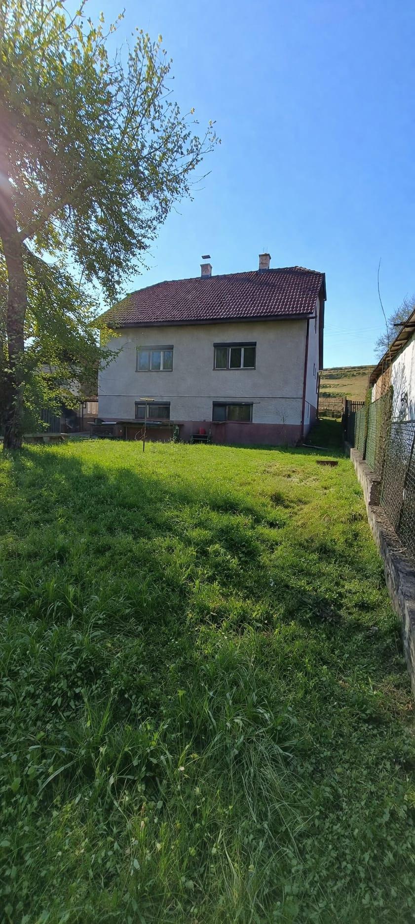 Rodinný dom na lazoch v Hriňovej s potokom, ovocnými stromami, dvoma bytmi a veľkou povalou v časti Hriňová - Krivec – fotka 2