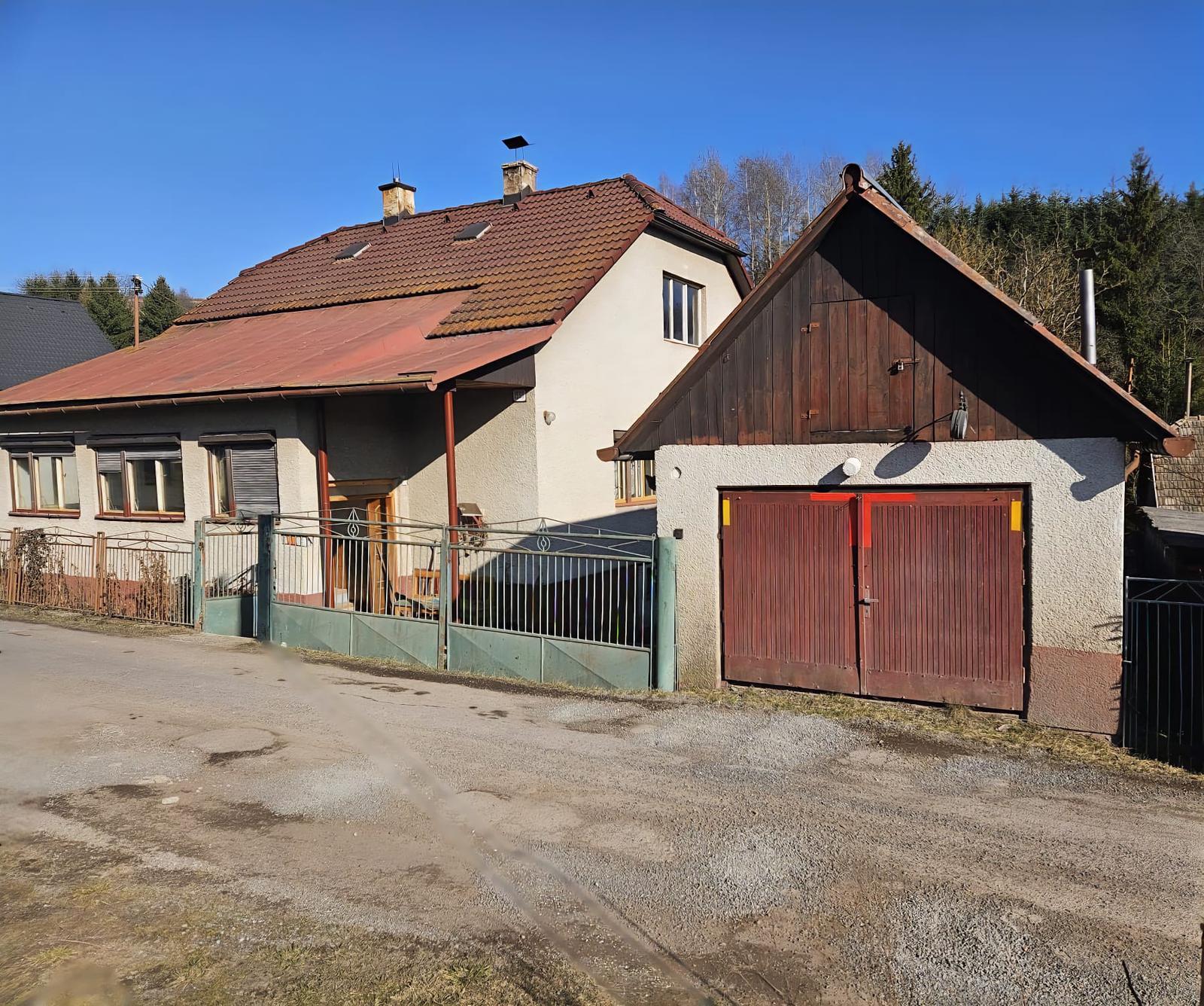 Chalupa na lazoch v Hriňovej s potokom, dvoma bytmi, garážou a veľkou povalou