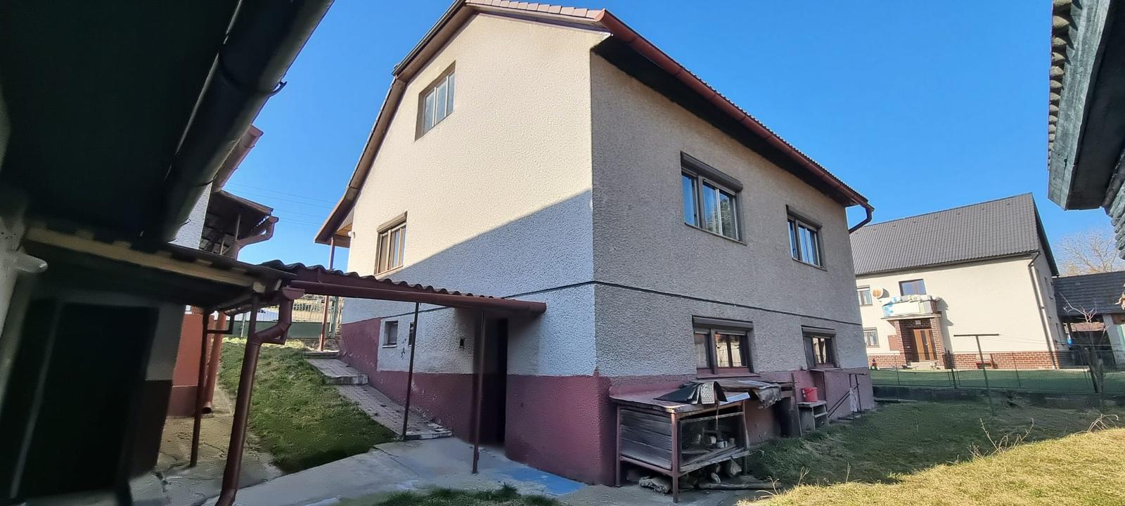 Chalupa na lazoch v Hriňovej s potokom, dvoma bytmi, garážou a veľkou povalou – fotka 2