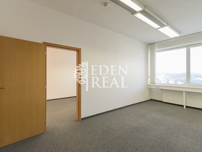 *Administratívne priestory - 6 prepojených kancelárií