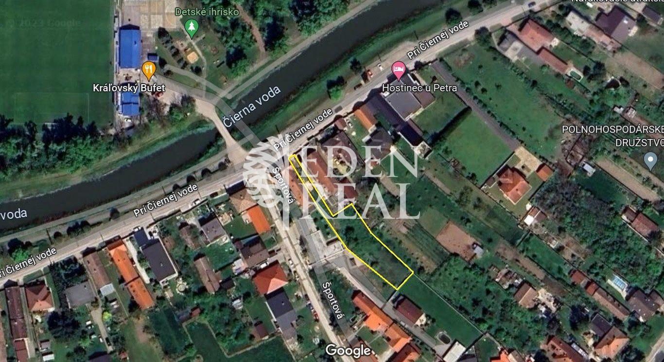 Pozemok so stavebným povolením v centre obce
