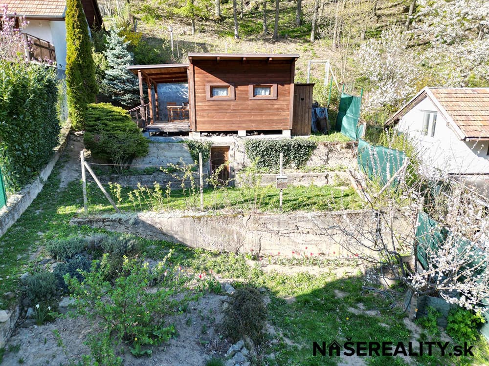 Predaj záhrady s chatkou v lone Malých Karpát – fotka 2