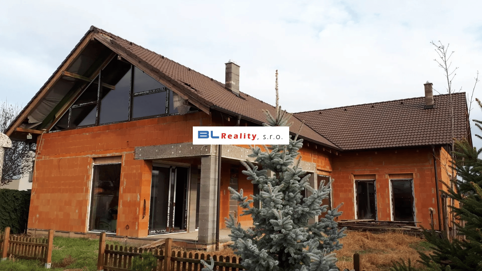 NADŠTANDARDNÝ rd – VEĽKÝ POZEMOK – nutné dokončiť: 7 iz., Senec, 369 000,-€