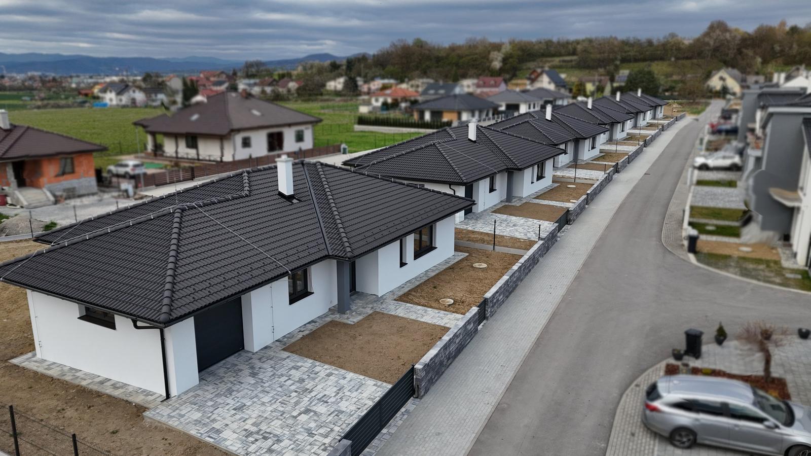 SKOLAUDOVANÉ Rodinné domy v obci Beluša. – fotka 2