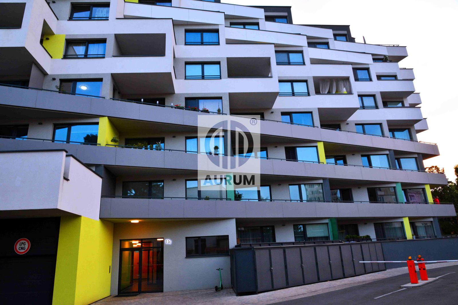Dvojité parkovacie miesto v centre, projekt "Pri Radnici", Strojárenska ul.