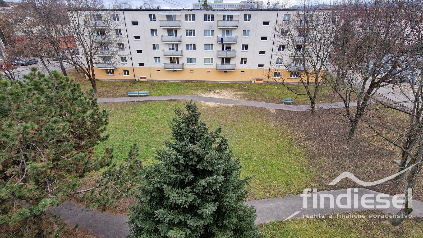 FINDIESEL reality - 2 izbový byt, centrum, balkón, Prievidza