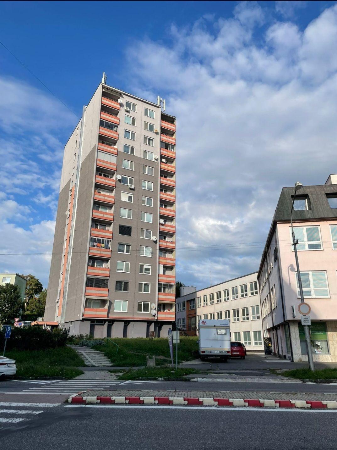 AFYREAL predaj 2 izbový byt pôvodný stav ul. P.O.Hviezdoslava, TOP prostredie_REZERVOVANE