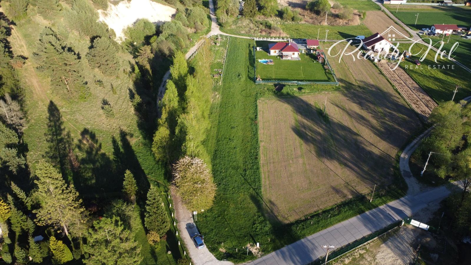 Predaj 2 stavebných pozemkov za sebou v obci Valča- výborná investícia pri lyžiarskom stredisku.