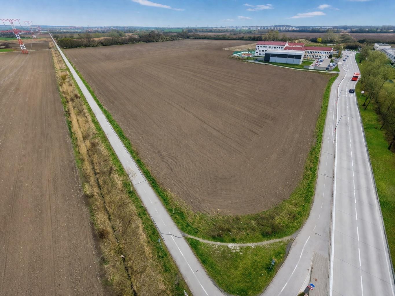 Stavebný pozemok 14 306 m² pre 18 rodinných domov – Chorvátsky Grob – fotka 2