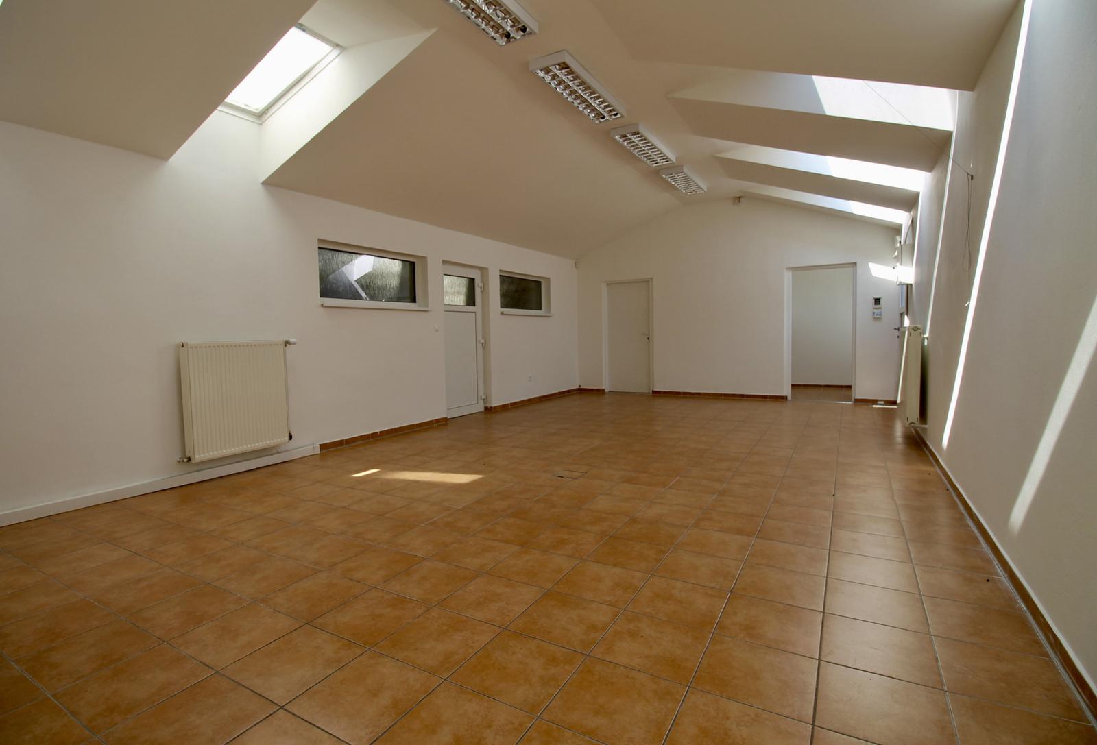 Atraktívne kancelárske priestory 100 m² s veľkým parkovaním – Záhorská Bystrica