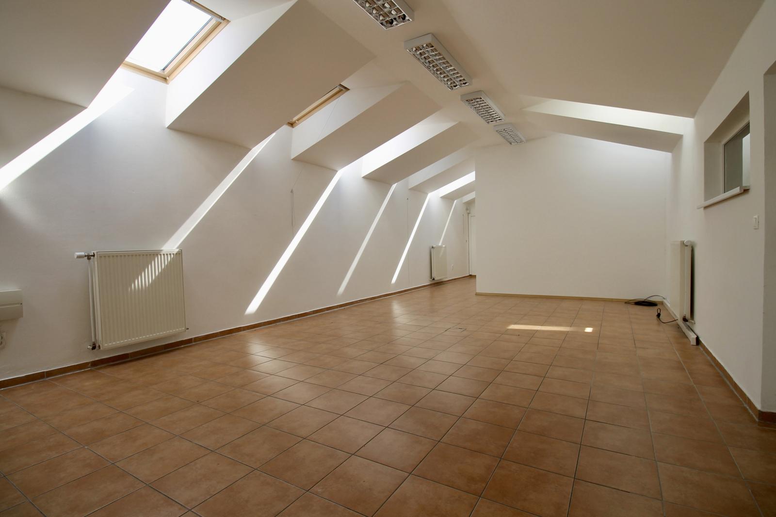 Atraktívne kancelárske priestory 100 m² s veľkým parkovaním – Záhorská Bystrica – fotka 2
