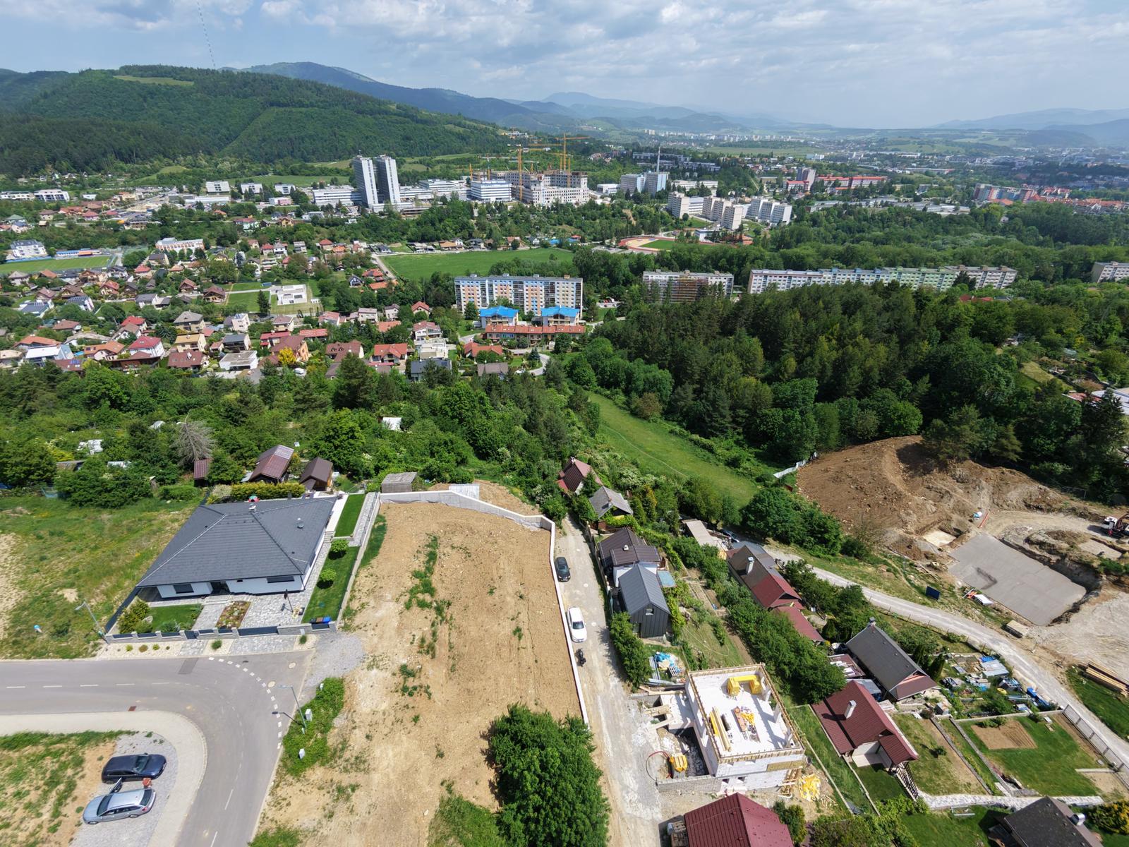 Exkluzívny pozemok so stavebným povolením a  panoramatickým výhľadom – fotka 2