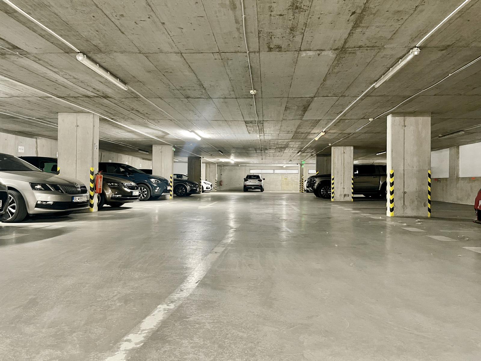 Garážové státie v Ružinove: praktické parkovanie aj výhodná investícia