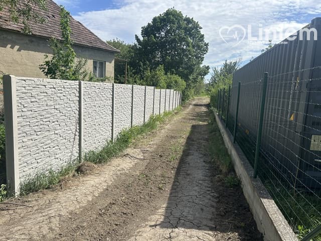 NA PREDAJ rozľahlý pozemok na stavbu bytového domu (RD v druhom rade) v SEREDI - ul. Kasárenská