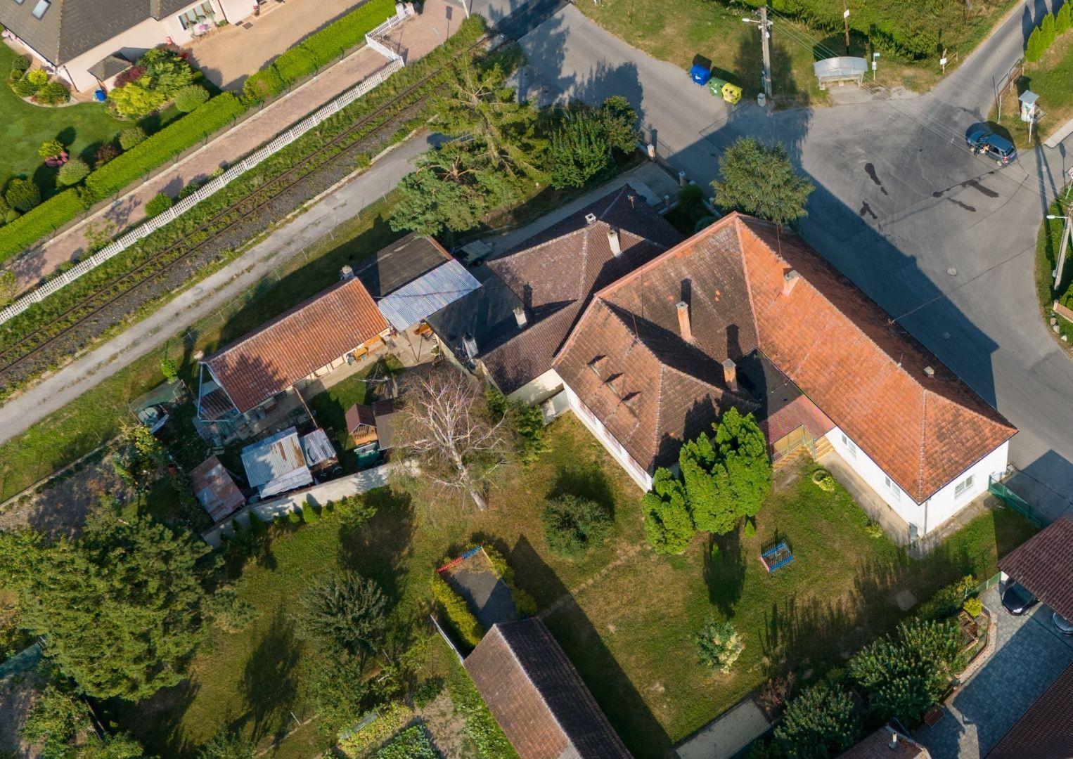 Hľadáte priestorovo veľkorysý dom v pôvodnom stave s možnosťou rekonštrukcie na bývanie?