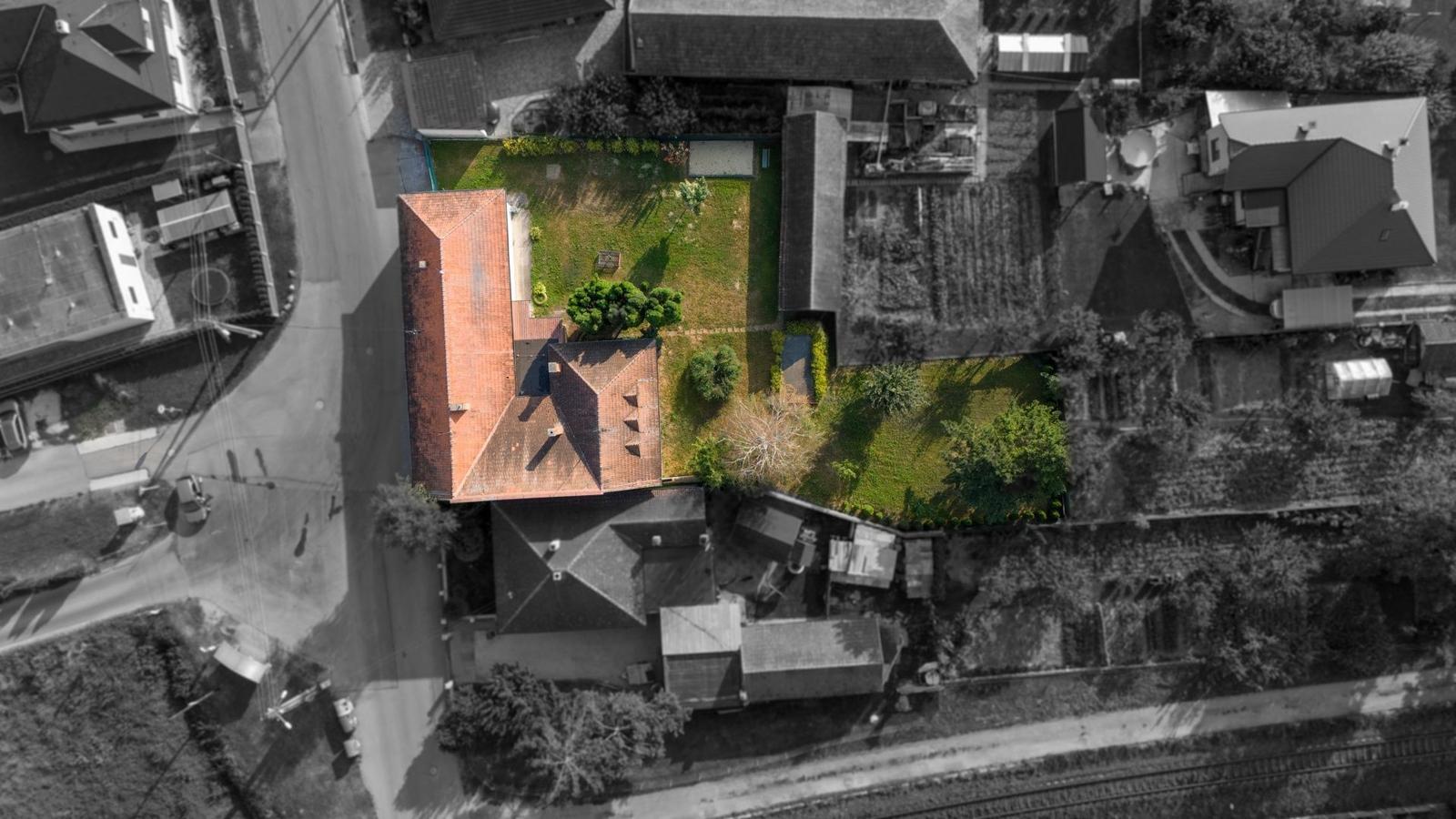 Hľadáte priestorovo veľkorysý dom v pôvodnom stave s možnosťou rekonštrukcie na bývanie? – fotka 2