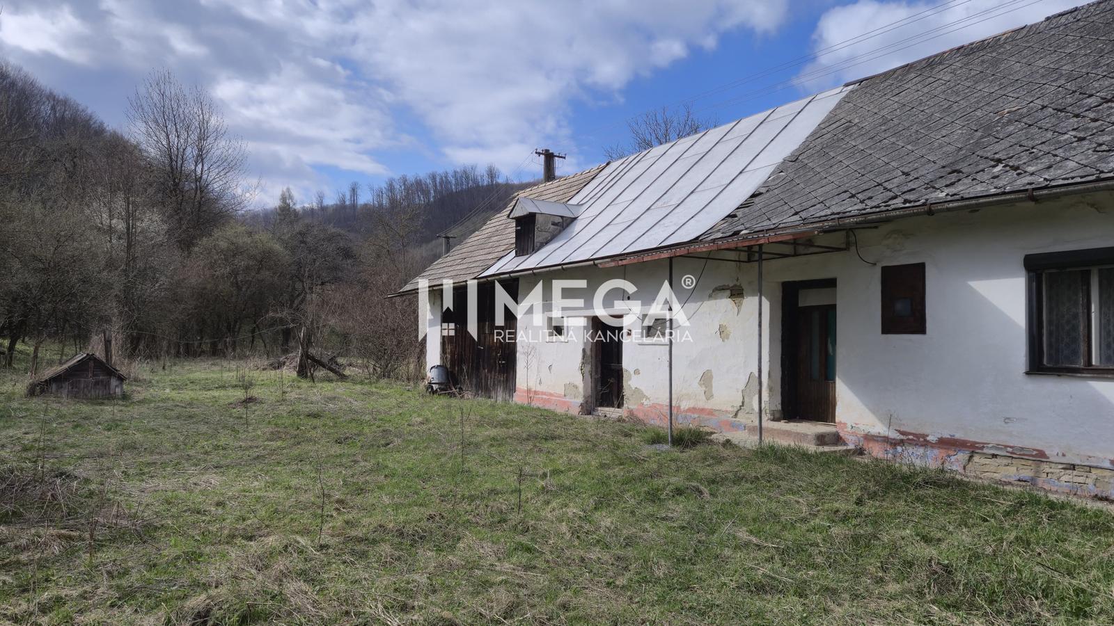 NA PREDAJ - Starší dom s veľkým pozemok v obci Čabiny – fotka 2