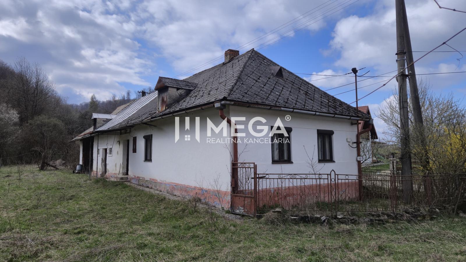 NA PREDAJ - Starší dom s veľkým pozemok v obci Čabiny