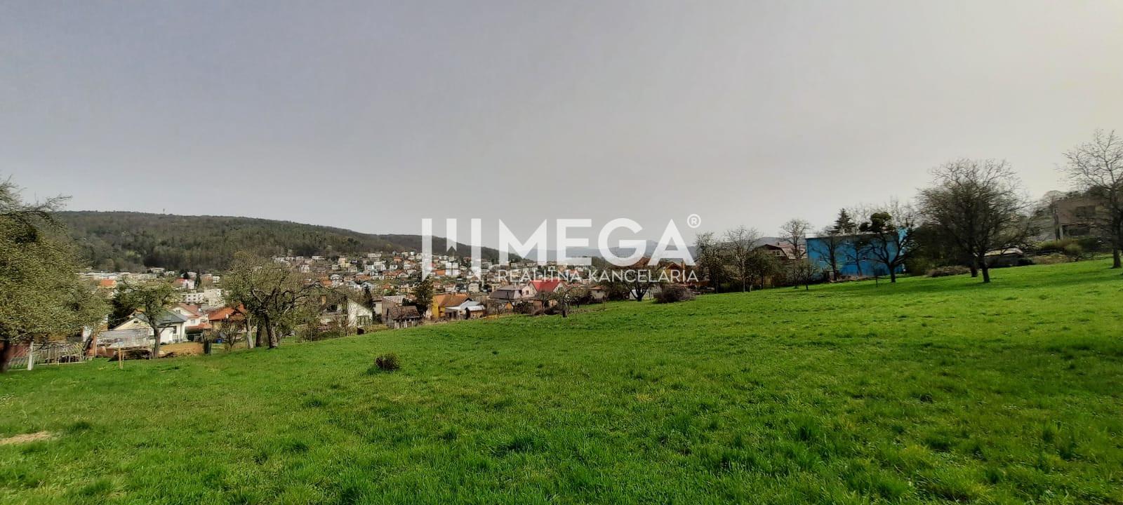 NA PREDAJ dom s veľkým pozemkom v meste Humenné – fotka 2