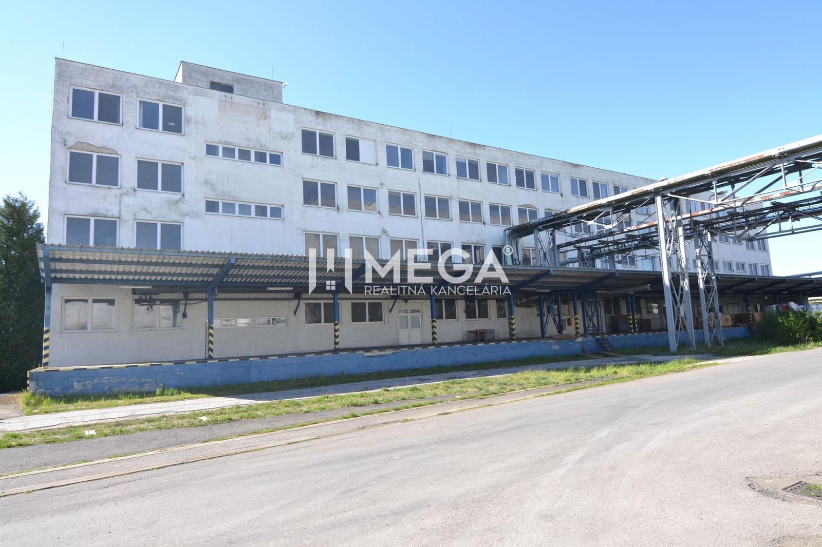 FOR SALE: MANUFACTURING HALL, ADMINISTRATIVE BUILDING, AND LAND IN HUMENNÉ – fotka 2