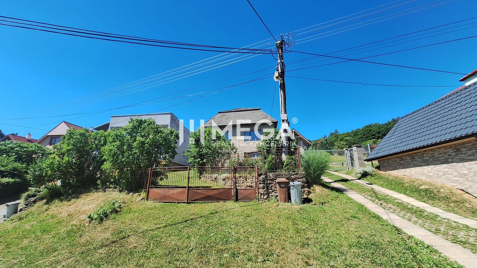 NA PREDAJ - Rodinný dom s pozemkom 3 277 m² v Snine – fotka 2